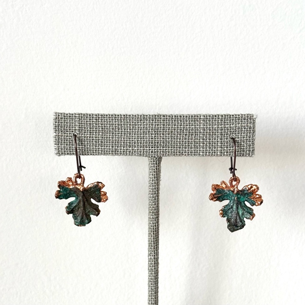 Handmade Leaf Drop Earrings in Green & Copper, w Wire Closure - by Testone Hojas